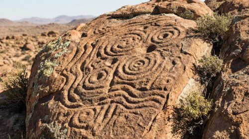 entdecken sie 12.000 jahre alte riesige gravuren, die historische wasserstellen in der wüste markieren und faszinierende einblicke in die urgeschichte bieten.