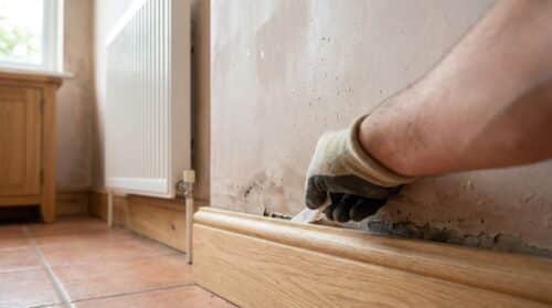 entdecken sie, wie ein einfacher abstandshalter-trick feuchtigkeitsschäden an wänden verhindert und ihr haus effektiv schützt.